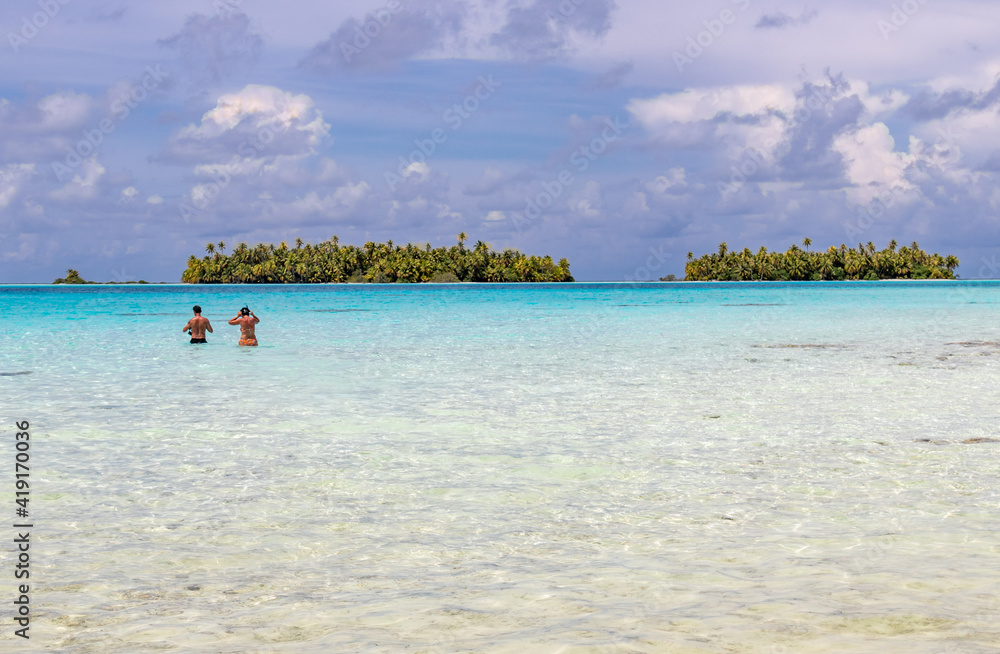 Couple dans le lagon de Rangiroa, Polynésie française Couple dans le lagon de Rangiroa, Polynésie française