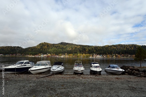 The boat sank on the shore of Lake Teletskoye in the village of Iogach. Altai Republic photo