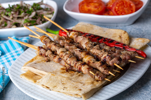 Φωτογραφία Traditional delicious Turkish foods; skewers (Turkish name; cop sis)