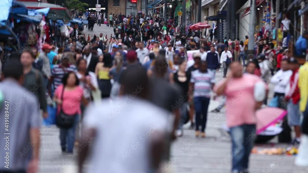 Pessoas desfocada andando na ladeira Porto Geral, famosa rua comercial no centro histórico de São Paulo.