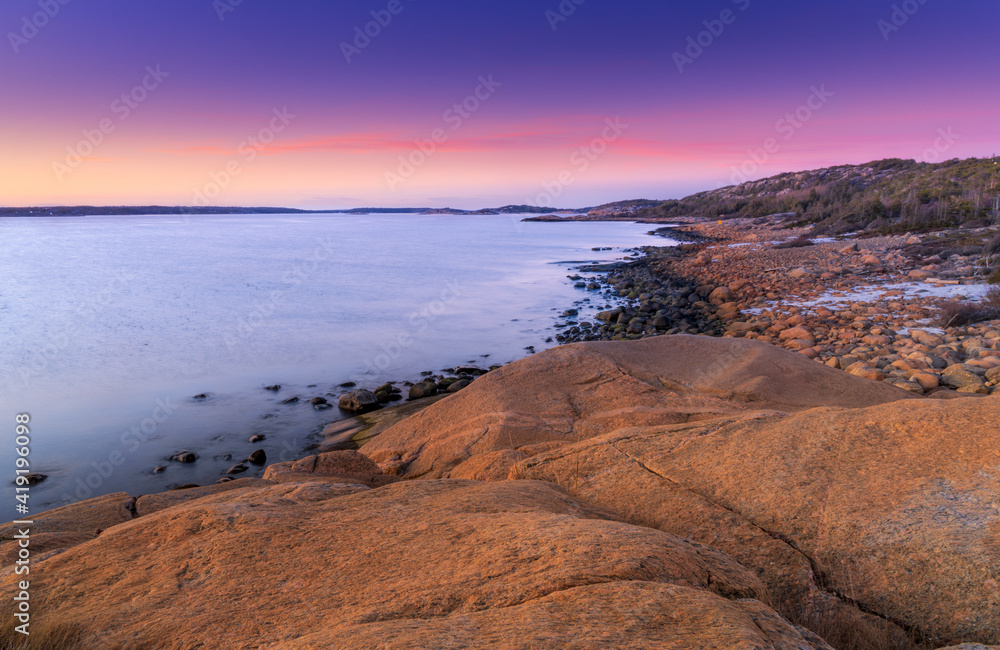 Φωτογραφία Sunset on skerries in Ytre Hvaler National Park, on the island of Kirkeoy in Nor