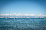 Jachty zacumowane nieopodal wybrzeża. Widok od strony wody, Cannes, Francja