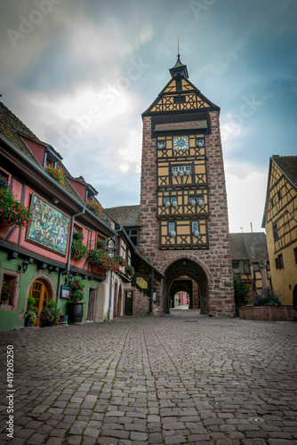 urocza brama wjazdowa w średniowiecznej wiosce Riquewihr, Alzacja, Francja