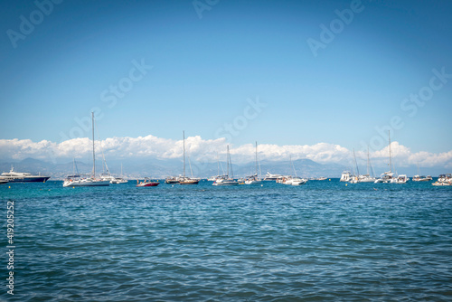 Jachty zacumowane nieopodal wybrzeża. Widok od strony wody, Cannes, Francja