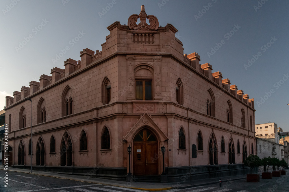 Fototapeta premium colonial building, made of pink ashlar, arequipa peru