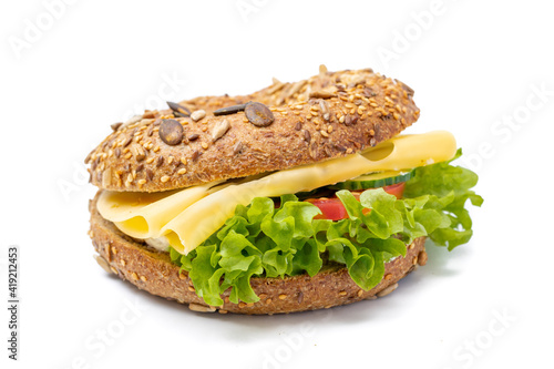 Käsebagel mit frischem Salat und gemüse isoliert