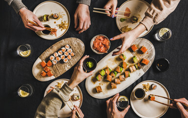Gordijnen Sushi bar Sushi diner met familie thuis  © sonyakamoz