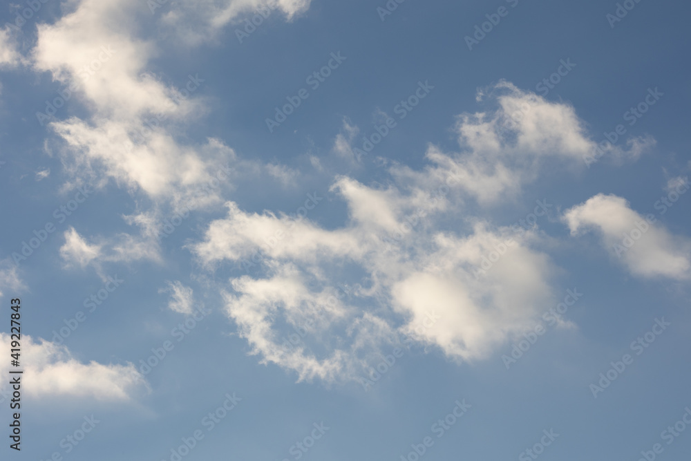Fototapeta premium Blauer Himmel mit Wolken. die Wolken werden durch die Sonne angestrahlt.