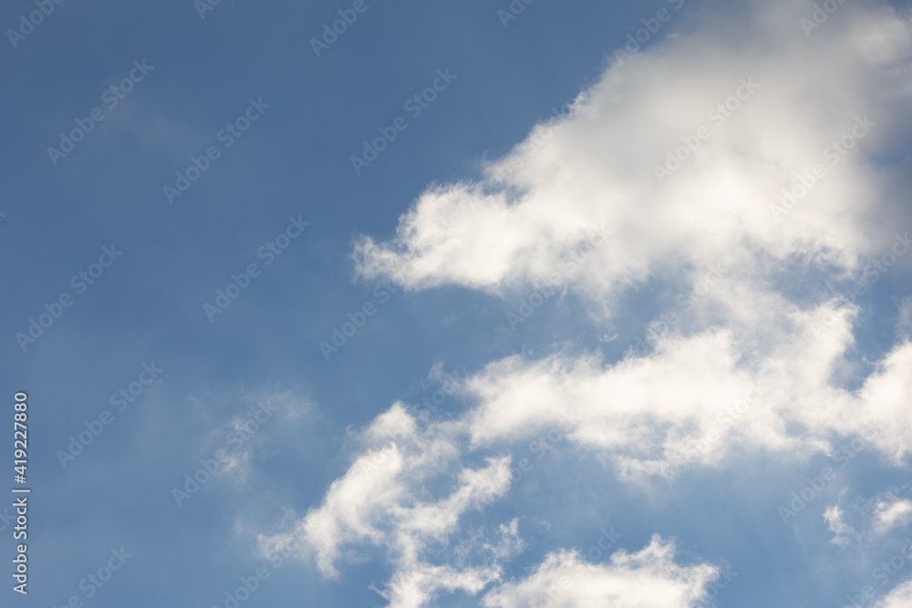 Blauer Himmel mit Wolken. die Wolken werden durch die Sonne angestrahlt. Blauer Himmel mit Wolken. die Wolken werden durch die Sonne angestrahlt.