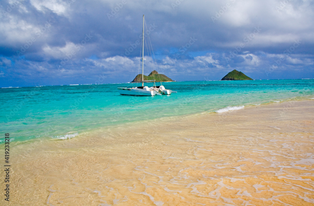Fototapeta premium USA, Hawaii, Oahu, Lanikai Beach with tropical blue water and islands off shore