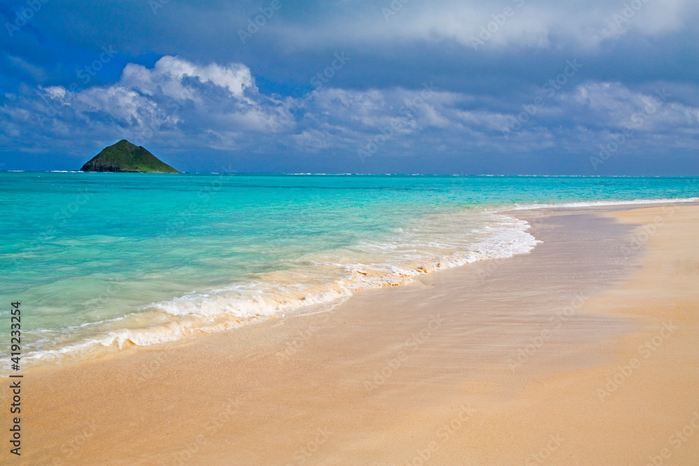 USA, Hawaii, Oahu, Lanikai Beach with tropical blue water and islands off shore