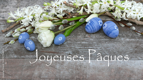 Carte de Pâques: tulipes et jacinthes aux œufs de Pâques