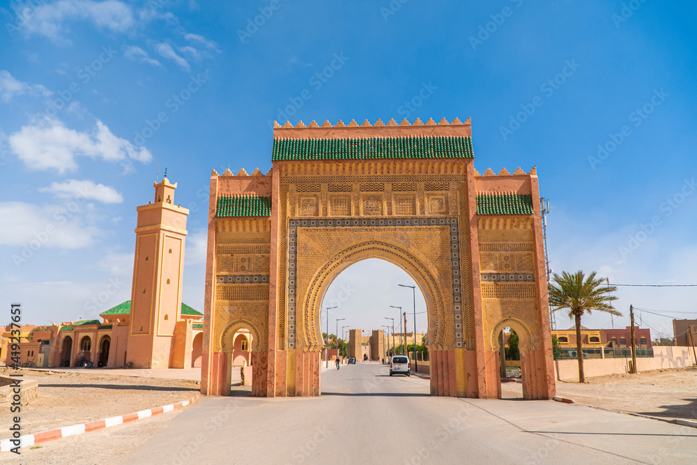 Fototapeta premium Arch of the entrance to the city of Rissani