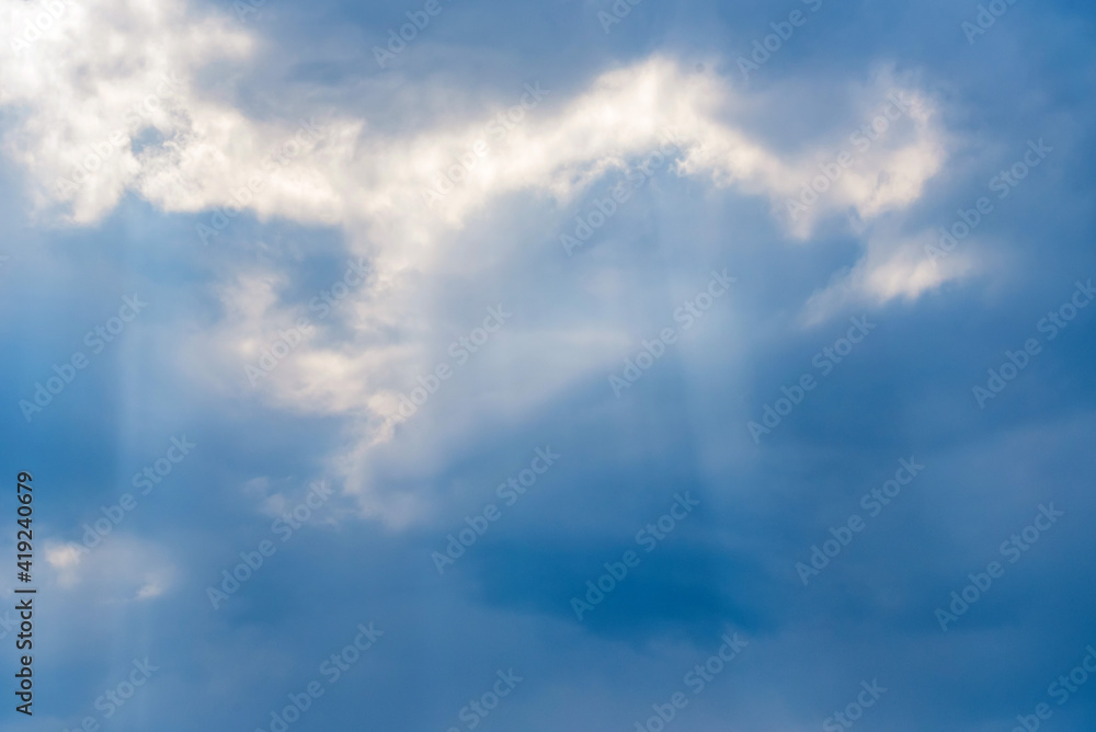 Obraz premium Sunbeams falling from the clouds