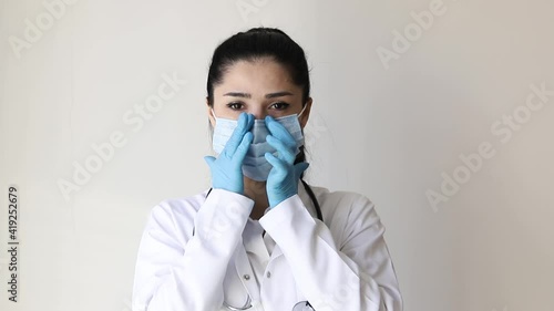 Covid19, coronavirus, healthcare and doctors concept. Portrait of optimistic female doctor assure everything be okay, thumb-up, wear medical mask to prevent catching virus, white coat