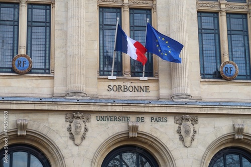 Façade du bâtiment de la Sorbonne, célèbre université de Paris, avec un drapeau français et un drapeau européen (France) photo