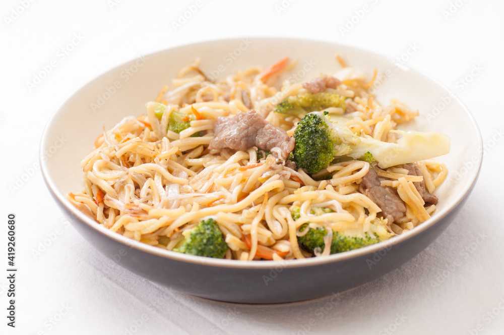 beef chow mein with vegetables