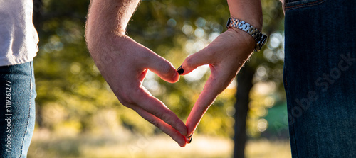 novios agarrados de la mano