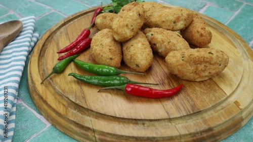 beignets de morue dans un plat photo