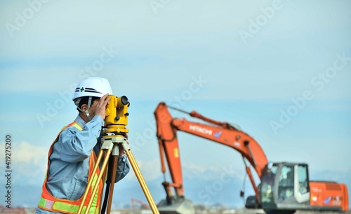 建設工事・測量するエンジニア 