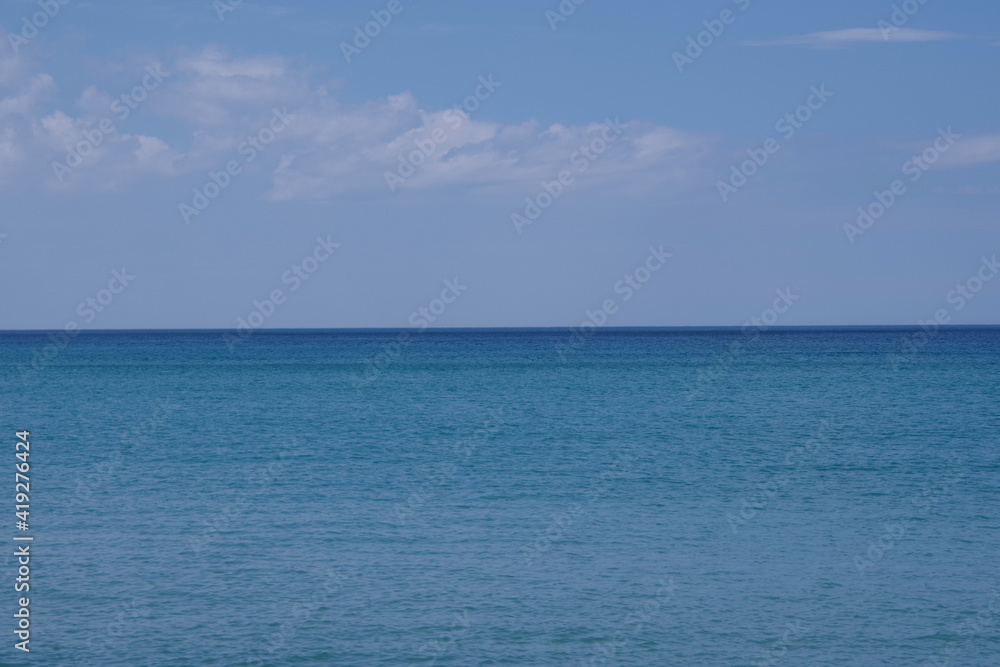 夏の海　綺麗な海と水平線　透明度が高い海