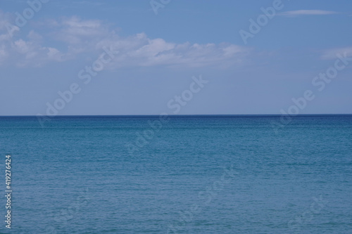 夏の海 綺麗な海と水平線 透明度が高い海
