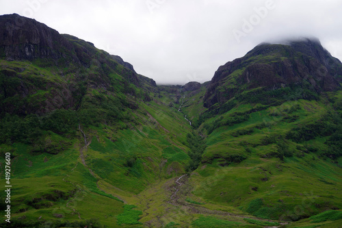 スコットランドの山間の風景　険しい山並みとトレッキングコース