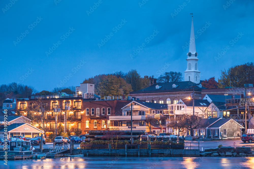 Fototapeta premium USA, Maine, Camden. Autumn in Camden Harbor at dusk.