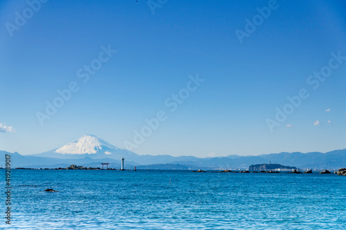 冬の葉山、森戸海岸からの富士山と鳥居 photo
