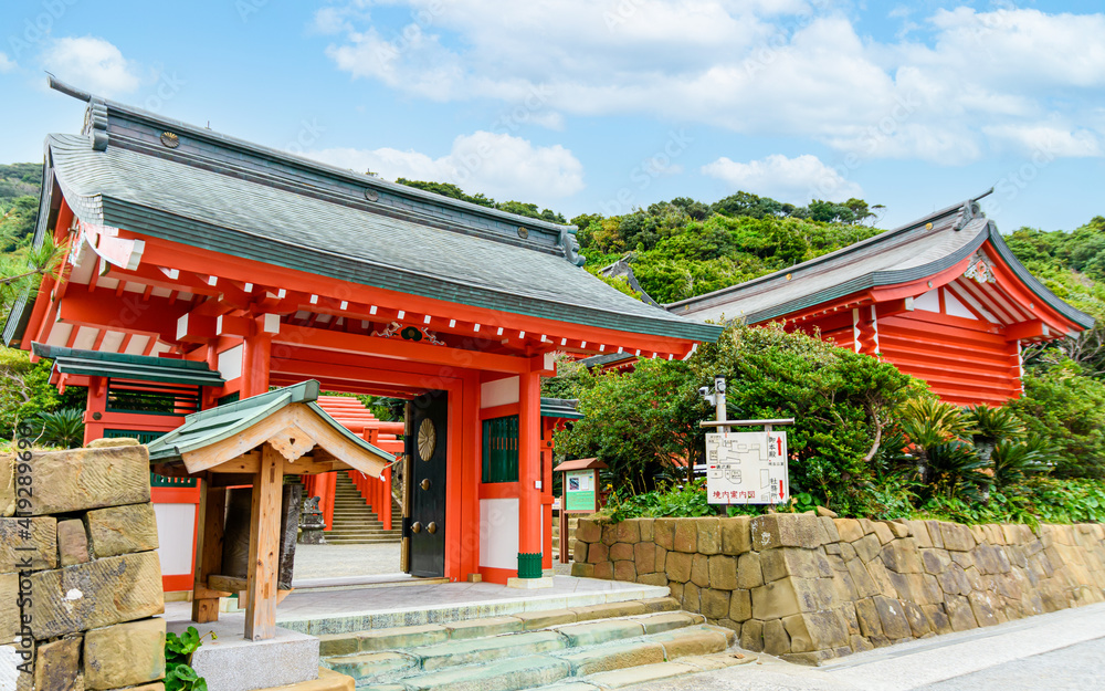 神話と伝説の美しい神宮門 本堂への道・桜門手前神門・参道風景(鵜戸神宮) (日本・現地撮影：桜門左側の神門・参道風景) 日本・九州・宮崎県 ...
