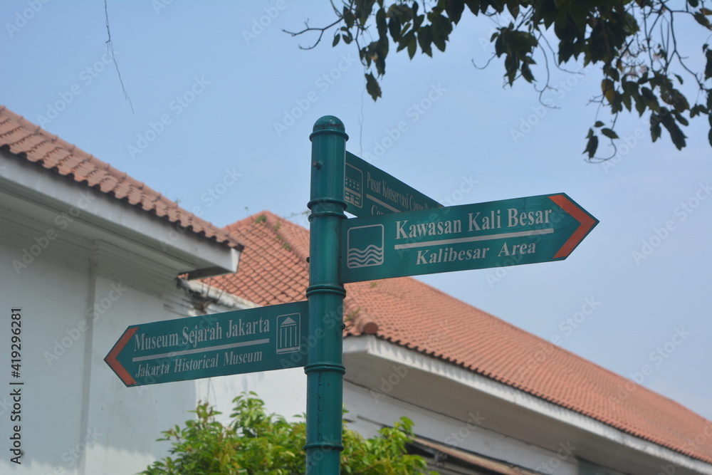 Obraz premium signpost in the city