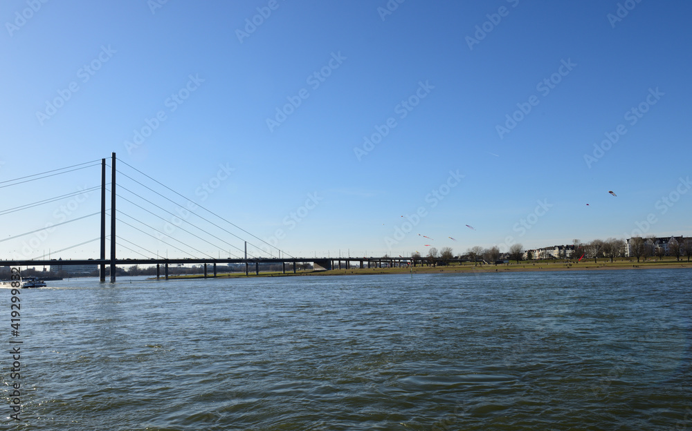 kniebrücke über rhein in düsseldorf, deutschland kniebrücke über rhein in düsseldorf, deutschland