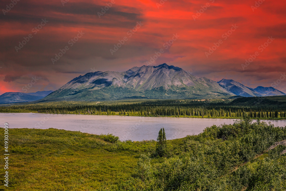 Obraz premium Picturesque Mountains of Alaska in summer. Snow covered massifs, glaciers and rocky peaks. Beautiful natural background.