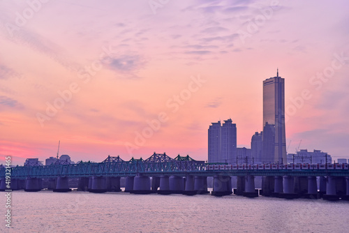 Photography 서울의 한강을 가로지르는 대중교통 수단인 전철차량