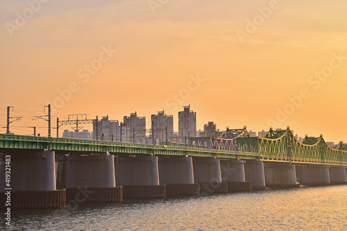 Photography 서울의 한강을 가로지르는 대중교통 수단인 전철차량