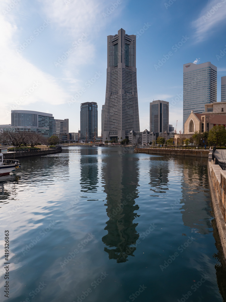 運河に反射してる高層ビルと横浜の街の風景。