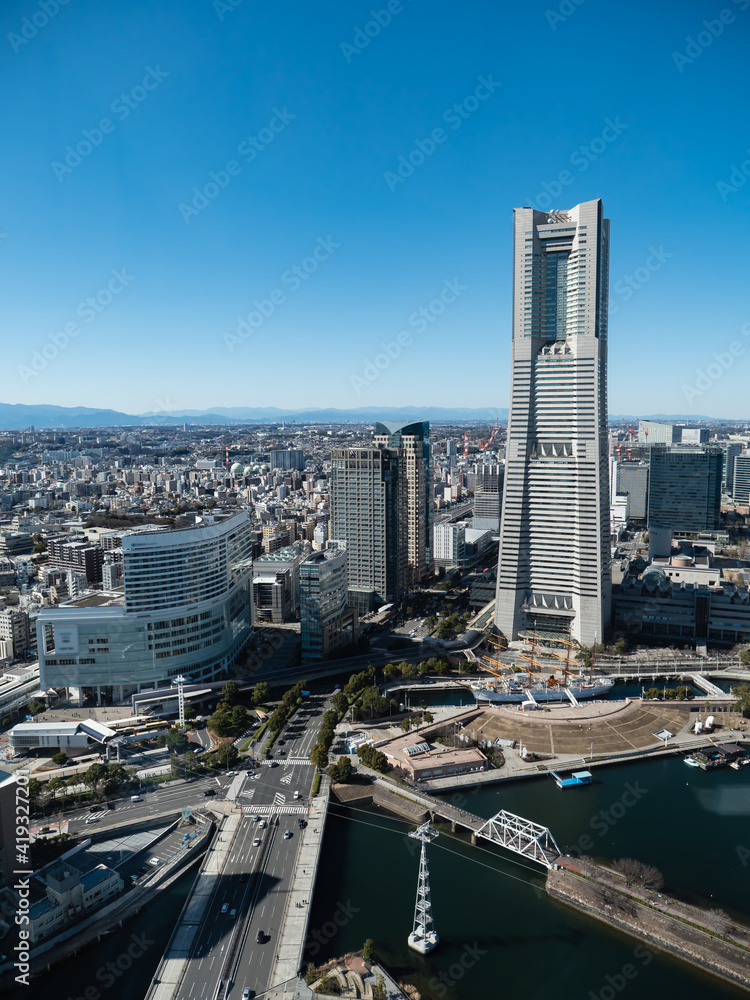 晴れた広い空が美しい日本の横浜の街。