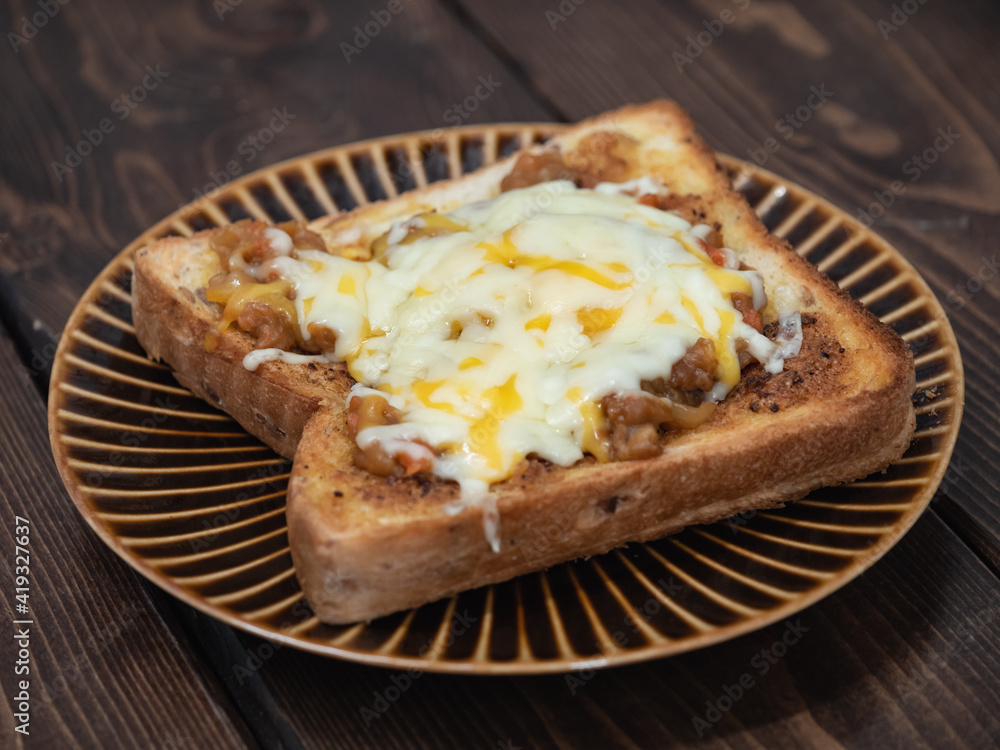 カレーとチーズを乗せてこんがり焼いた食パン。 カレーとチーズを乗せてこんがり焼いた食パン。