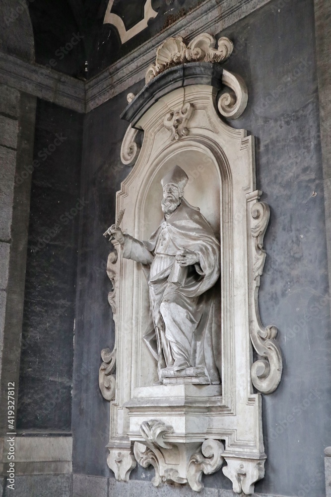 Napoli – Statua sinistra nel portico di ingresso della Chiesa di San Giuseppe dei Ruffi