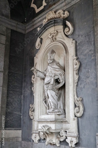 Napoli – Statua sinistra nel portico di ingresso della Chiesa di San Giuseppe dei Ruffi