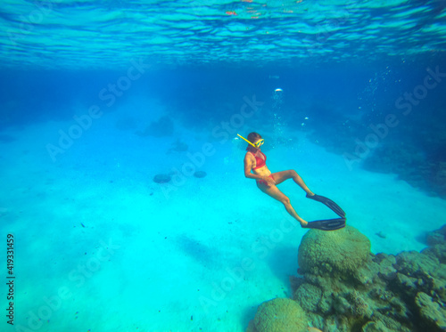 Jeune femme en plongée en apnée, lagon de Rangiroa, Polynésie française