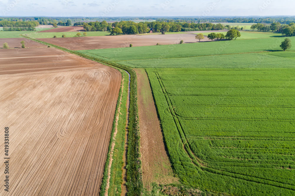 Graben zwischen Feldern in Deutschland aus der Luft