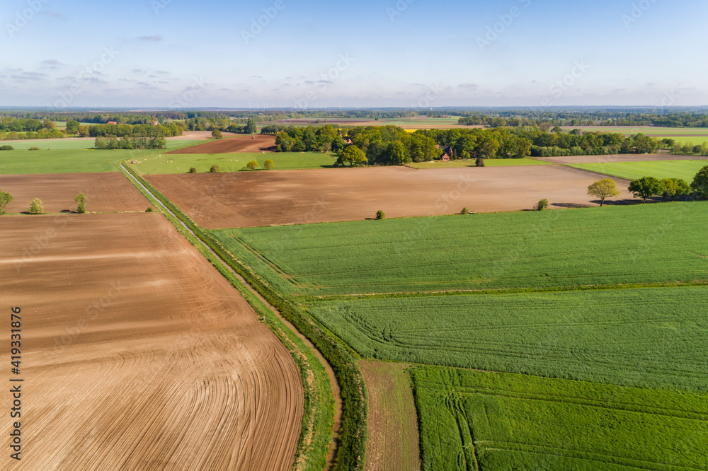 Graben zwischen Feldern in Deutschland aus der Luft