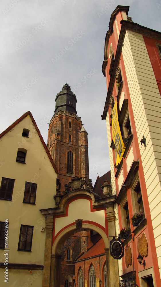 Widok na wieże katedry świętej Elżbiety wśród starych budynków na Rynku we Wrocławiu, Polska