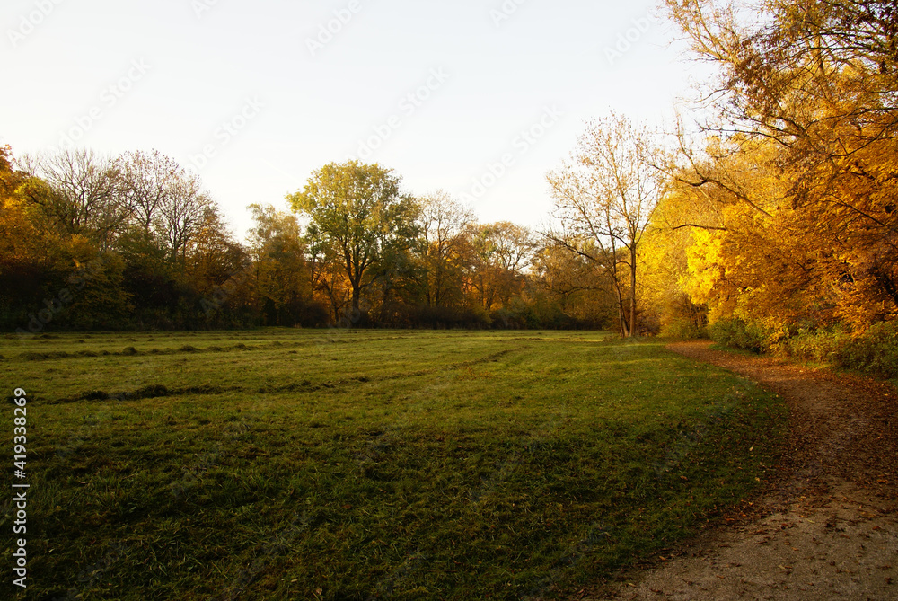 Landschaftsidyll im Herbst bei Sonnenuntergang