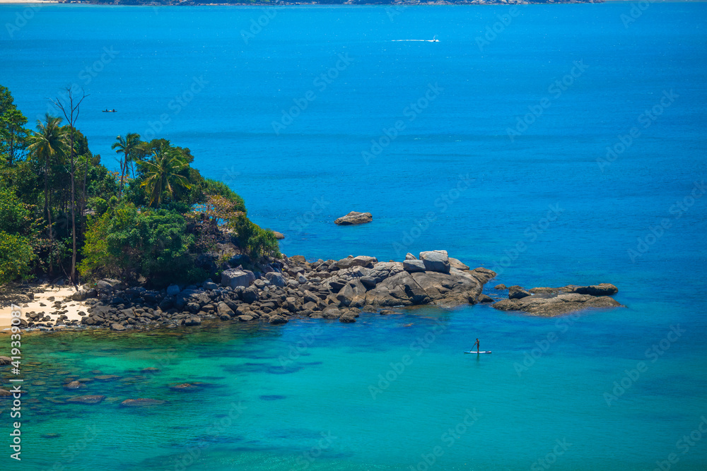 Obraz premium Nature blurred abstract background Of the colorful morning sun, a large lake, can see the scenery all around, cool atmosphere from the wind blowing all the time