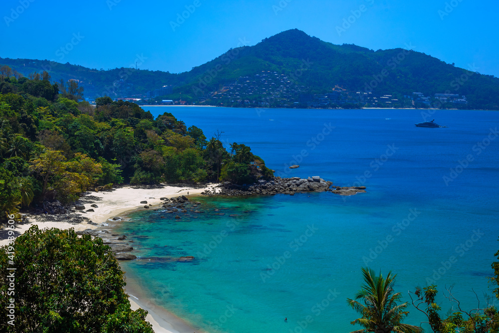 Obraz premium The natural background of the morning light rising in the middle of the sea and surrounded by mountains, cool breezes, the beauty of the ecology of the tourist attractions.