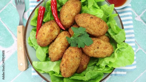 beignets de morue dans un plat photo