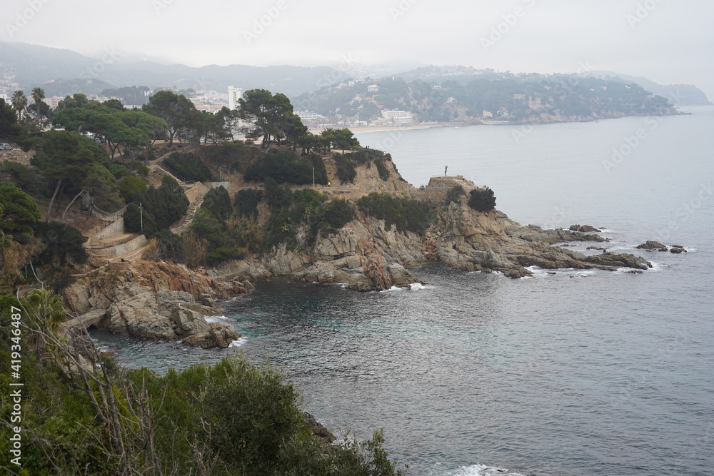 Vistas desde un acantilado en la costa brava española.
