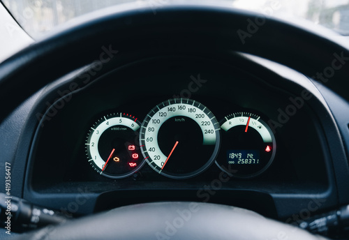 Panel de coche indicador de velocidad y nivel gasolina © Daniel